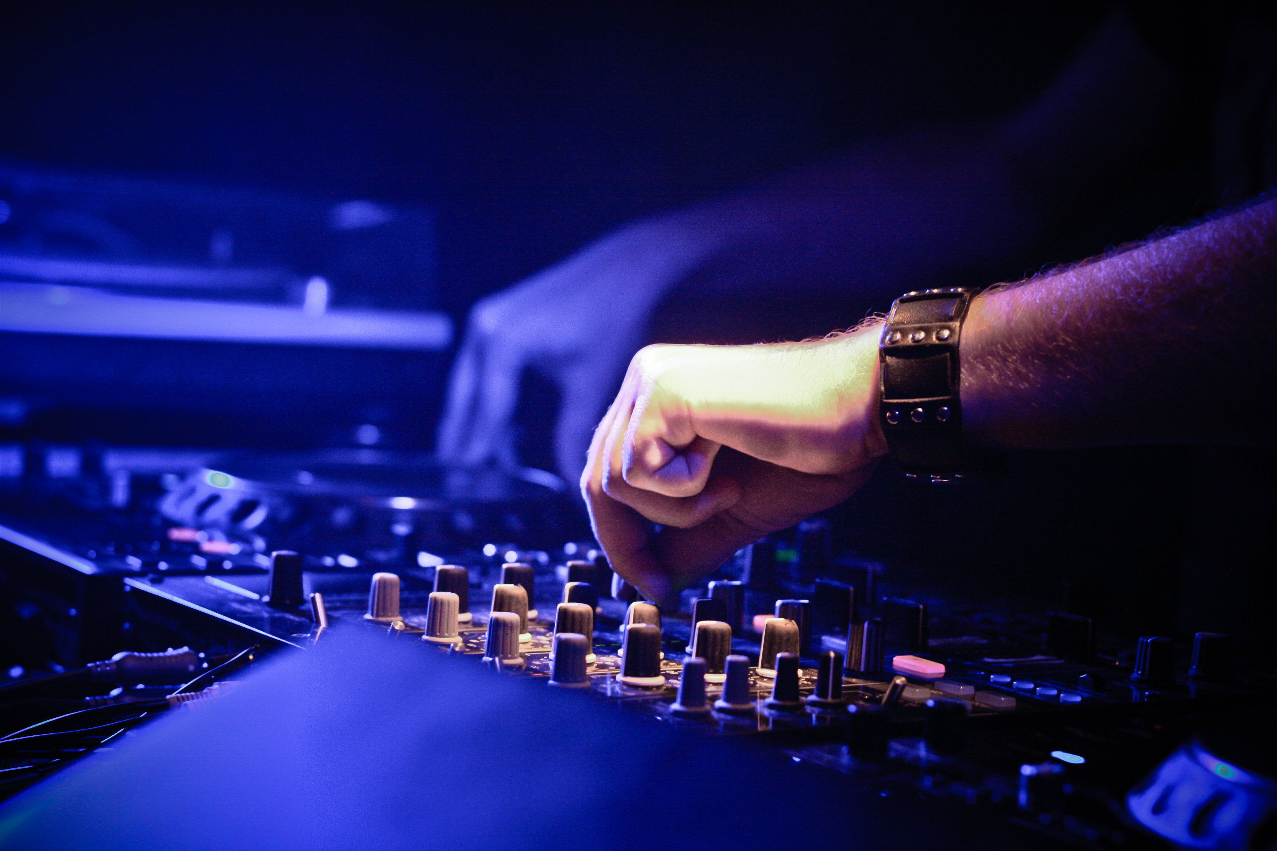 DJ Set vs. Live Set: What's the Difference?